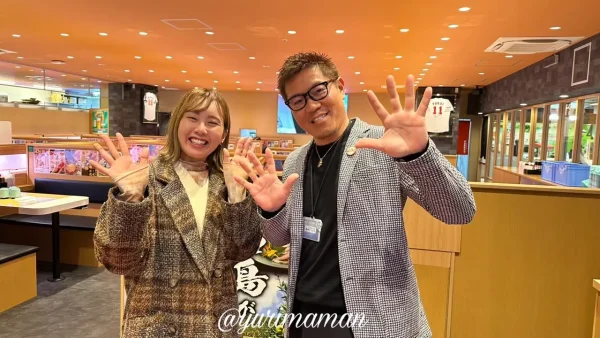 回転寿司すしえもんの岩村社長とゆりママんのツーショット写真（広島県ミナモア店で撮影）