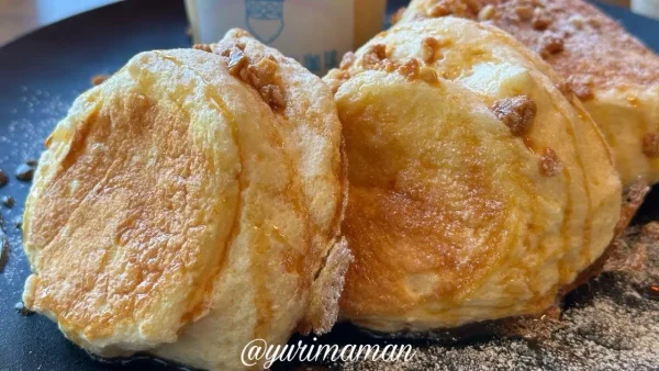 たからじま珈琲新居浜店のスフレパンケーキ（ナッツ＆キャラメルソース）2