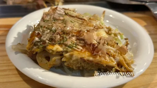 取り分けられた広島風お好み焼き、熱々でソースの香りが広がる