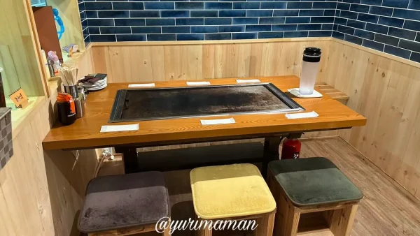 鉄板坊やのテーブル席、目の前の鉄板で焼きたてを楽しめる店内の様子