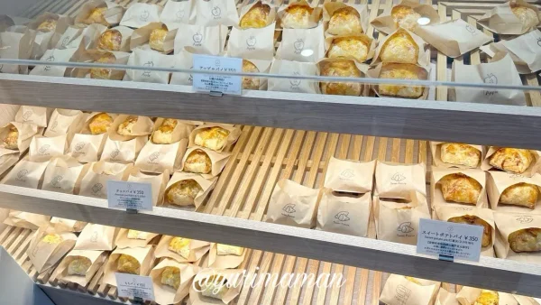 焼きたてパイ6種類が並ぶショーケース｜道後商店街Tsutsumi-1
