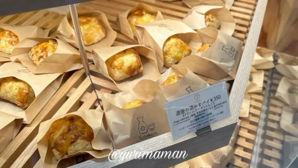 焼きたてパイ6種類が並ぶショーケース｜道後商店街Tsutsumi-2