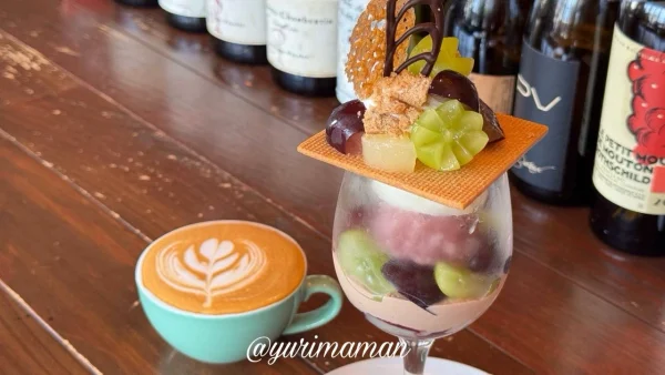 西条市のカフェ「WTNB IN THE HOUSE」のカフェラテとパフェ