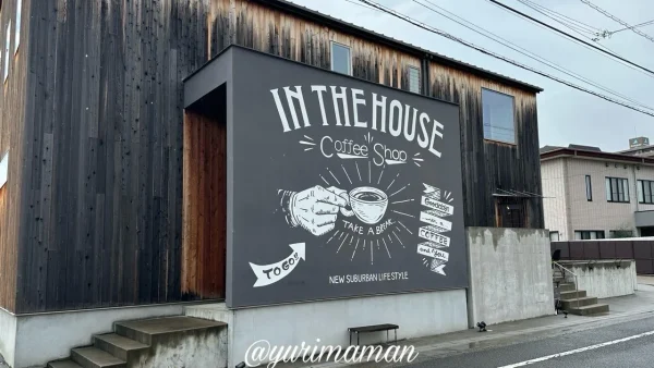 西条市のカフェ「WTNB IN THE HOUSE」の外観。大きな壁に描かれたロゴが目印
