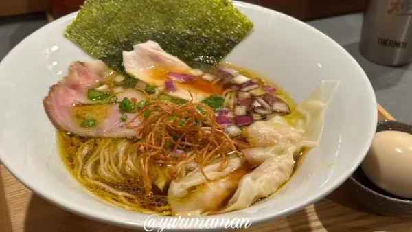 松山市駅近く「焼鳥ちかき狼煙」醤油ラーメンのトッピング