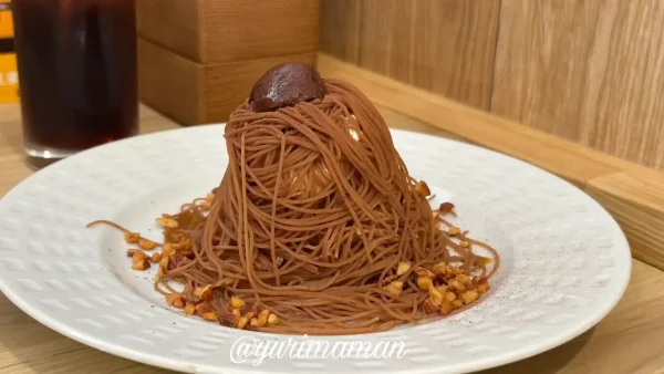 ココスの秋限定「イタリア栗のしぼりたてモンブラン」。糸のように細く絞られたマロンクリームが映えるスイーツ6