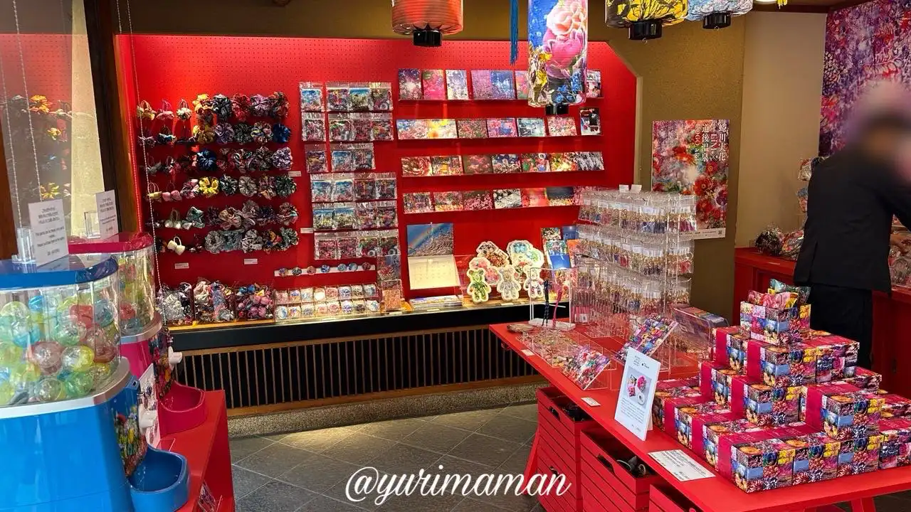 道後温泉本館向かいにオープンしたオフィシャルショップ（蜷川商店）内観