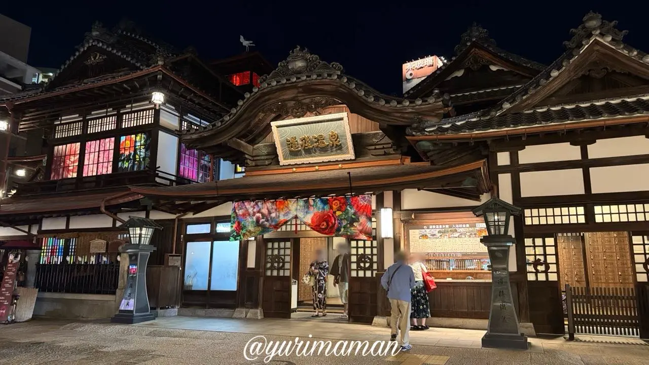 夜の道後温泉本館が蜷川実花 with EiMアートでライトアップされ、カラフルで幻想的に輝く様子2