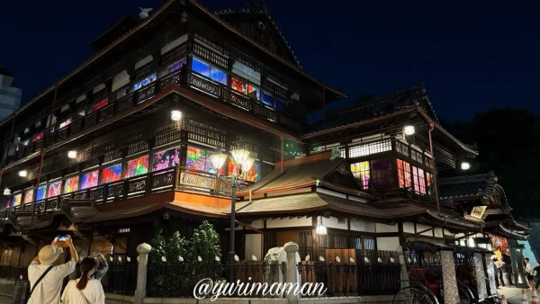 夜の道後温泉本館が蜷川実花 with EiMアートでライトアップされ、カラフルで幻想的に輝く様子1