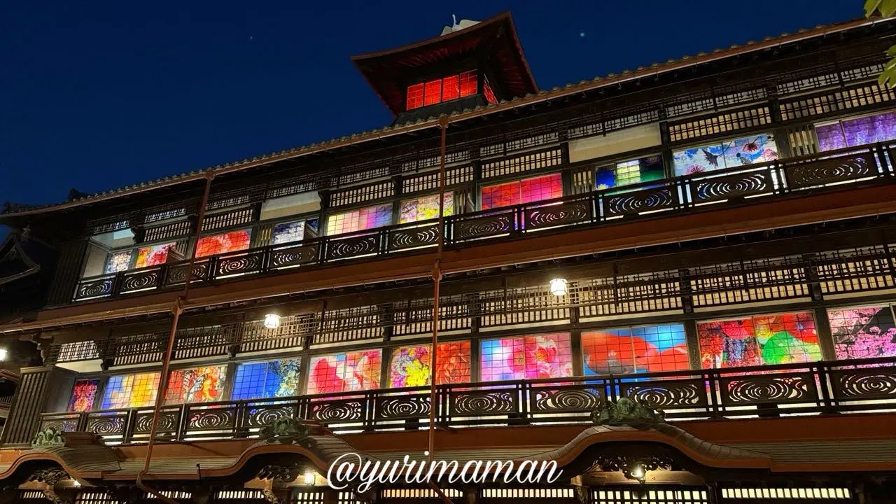 夜の道後温泉本館が蜷川実花 with EiMアートでライトアップされ、カラフルで幻想的に輝く様子3