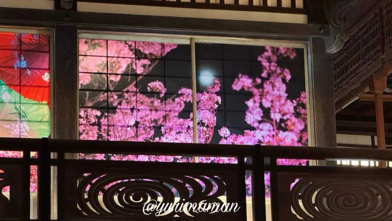 夜の道後温泉本館が蜷川実花 with EiMアートでライトアップされ、カラフルで幻想的に輝く様子4