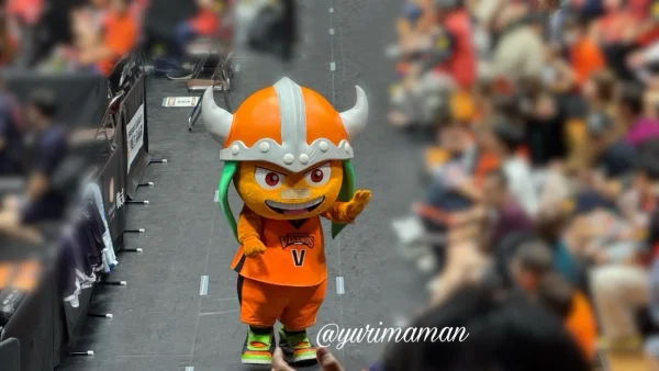 愛媛オレンジバイキングスのマスコットキャラクター「バルトくん」が会場に登場してファンに手を振る様子
