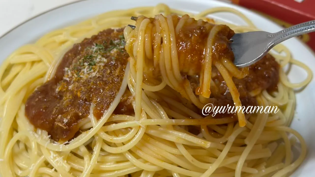 昭和レトロな味ミートソースパスタをフォークで巻いて食べる様子 - ゆりママんブログ 昭和レトロな味ミートソースパスタをフォークで巻いて食べる様子