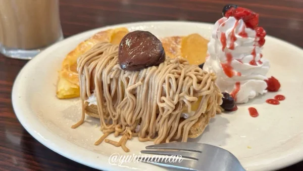 ガストの秋限定スイーツ「しぼりたてモンブラン」。パイ生地とマロンクリームが美しいデザート1