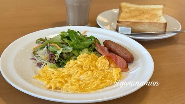 ガストのスクランブルエッグ＆ベーコンソーセージセット。ふわふわ卵が主役の朝食プレート1