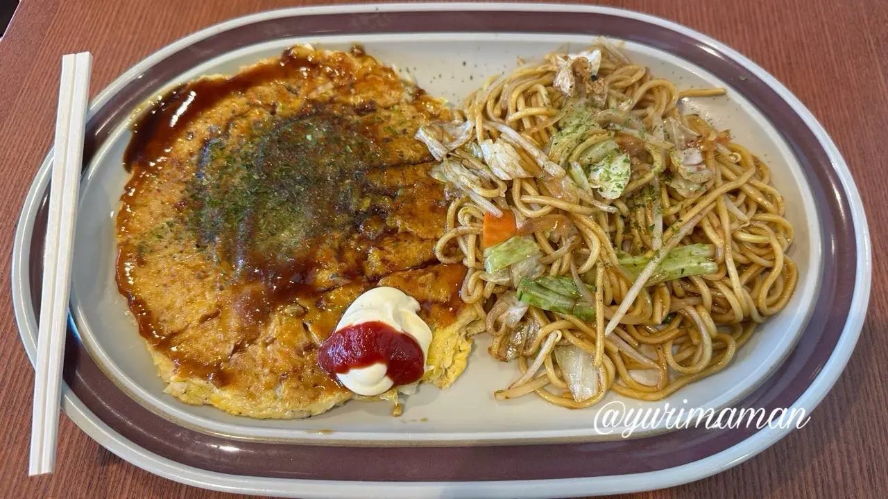 ハイコックの人気メニューお好み焼きと焼きそばコンビ