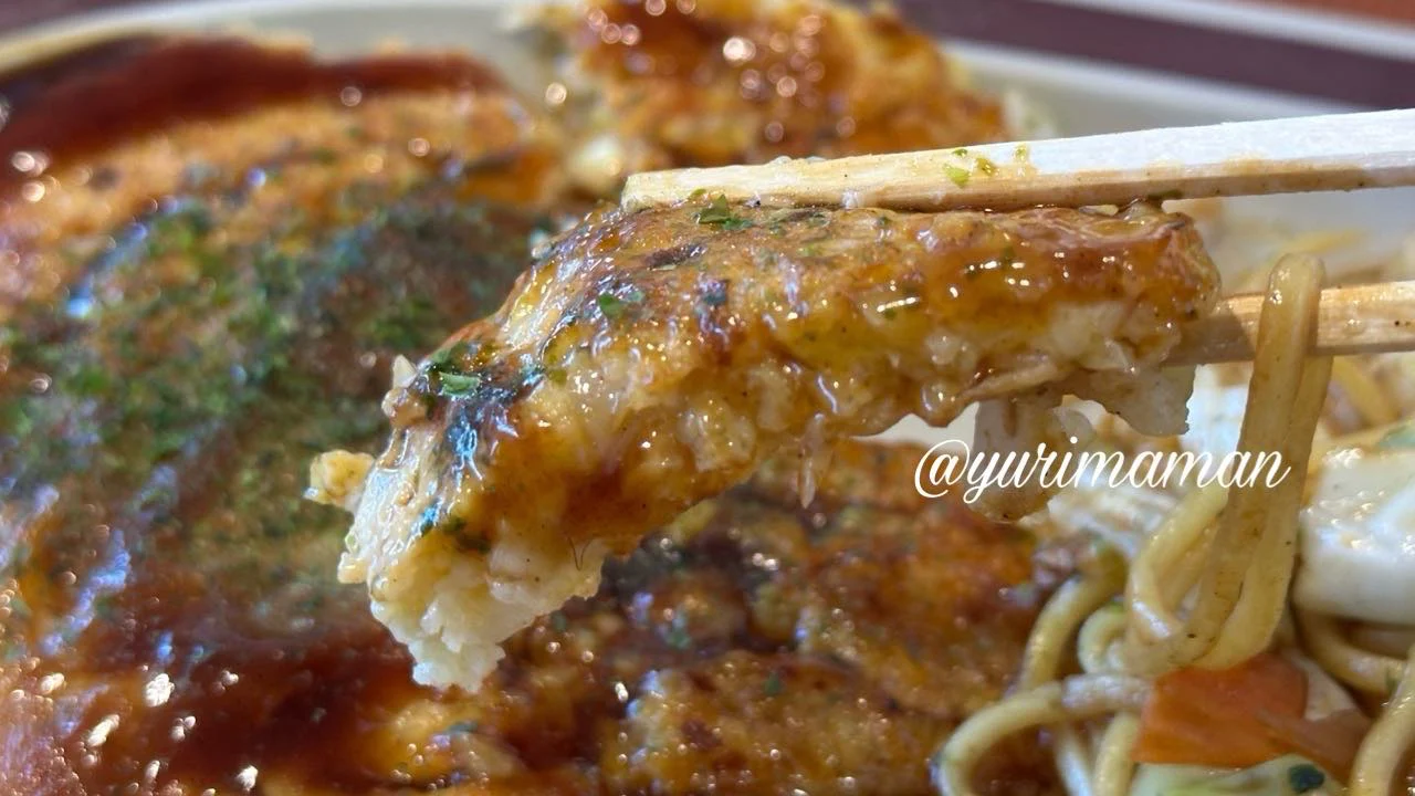 ハイコックのお好み焼きを箸で持ち上げた断面ショット