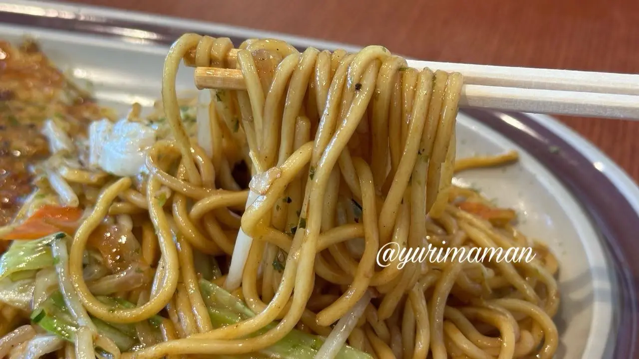 ハイコックのもちもち太麺焼きそばを箸で持ち上げた様子