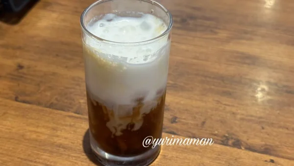 ミルクを注いだアイスコーヒー