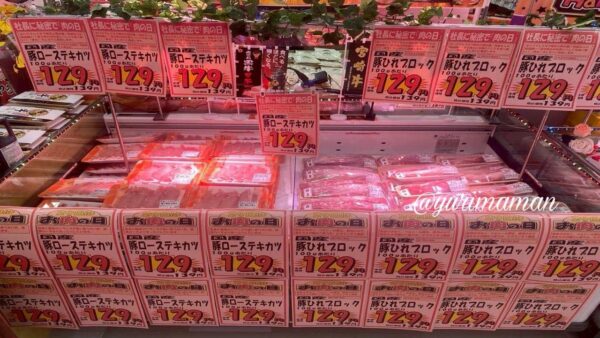 木村チェーン肉の日セールで特に人気だった鶏肉・豚肉コーナー。価格の安さに驚くお客さんの姿も。2