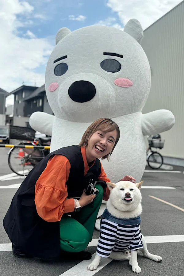 木村チェーンのマスコットキャラクター「キムラケン」と記念撮影