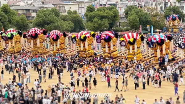 新居浜太鼓祭り・山根グラウンドで行われたかきくらべの全景。石段から見下ろす迫力ある光景3