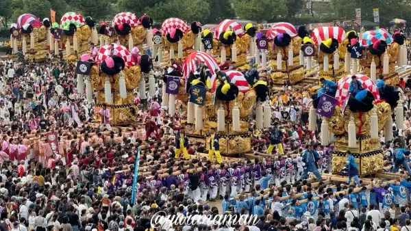掛け声「せいのっ、そりゃ！」で太鼓台が一斉に差し上げられる瞬間。観客の歓声が響く迫力のシーン1