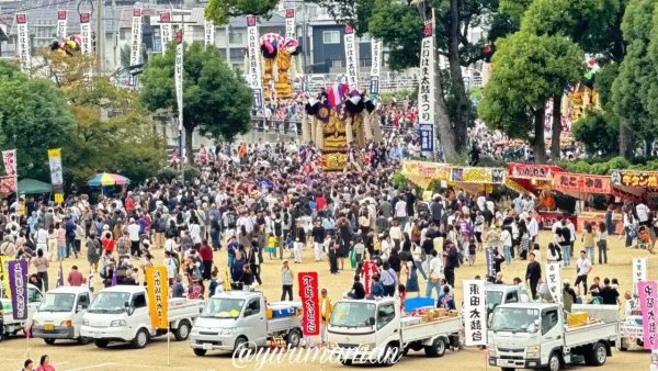 山根グラウンドのかきくらべで、太鼓台が次々に入場してくる様子1