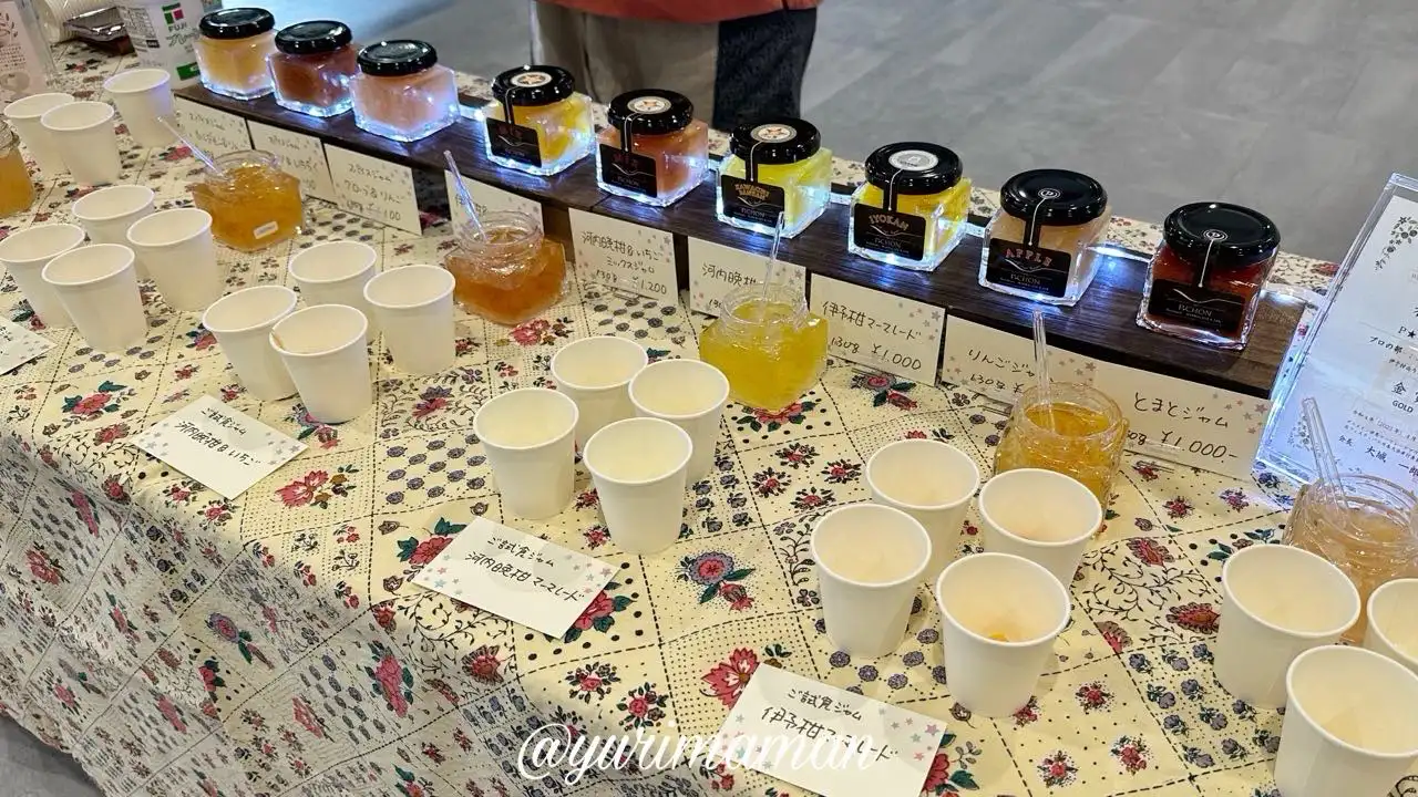 P.CHON（ピチョン）のマーマレード試食コーナー。愛媛県産かんきつを使ったジャムが並ぶ。