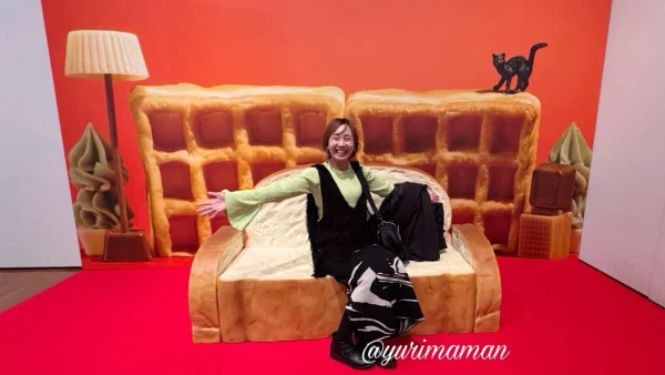 田中達也展「みたてのくみたて」in 愛媛のフォトスポット。パンでできたソファに座るゆりママん。
