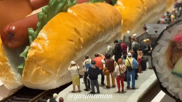 田中達也展「みたてのくみたて」in 愛媛の作品。パンやスイーツを列車に見立てたジオラマが並ぶ夢のような展示。2