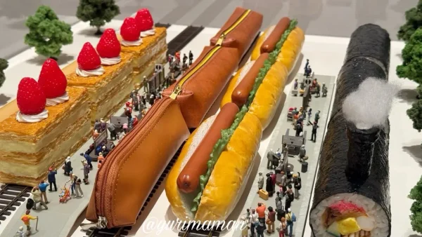 田中達也展「みたてのくみたて」in 愛媛の作品。パンやスイーツを列車に見立てたジオラマが並ぶ夢のような展示。