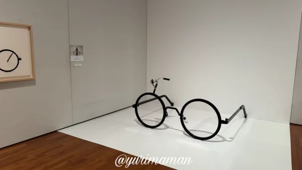 田中達也展「みたてのくみたて」in 愛媛のフォトスポット。メガネ型の自転車オブジェで撮影できる1