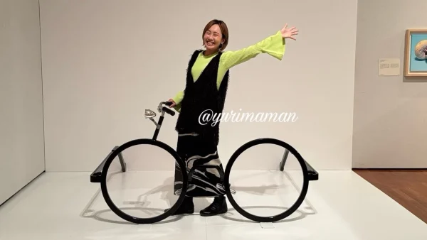田中達也展「みたてのくみたて」in 愛媛のフォトスポット。メガネ型の自転車オブジェで撮影できる2