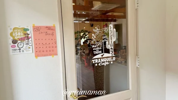 トランキーロカフェ入口と移転オープン告知ポスター