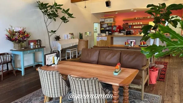 トランキーロカフェ店内のカウンターとソファ席1