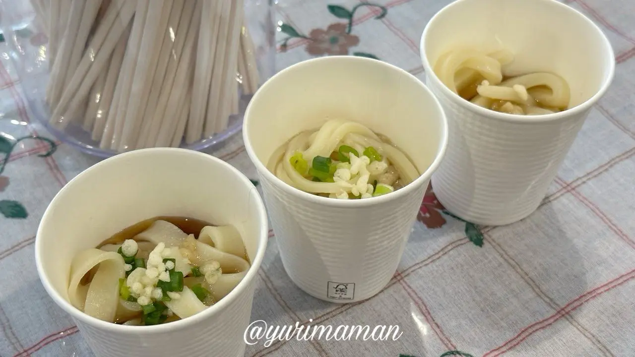試食会テーブルいっぱいに並ぶ冷温2種のパドルのうどん3種