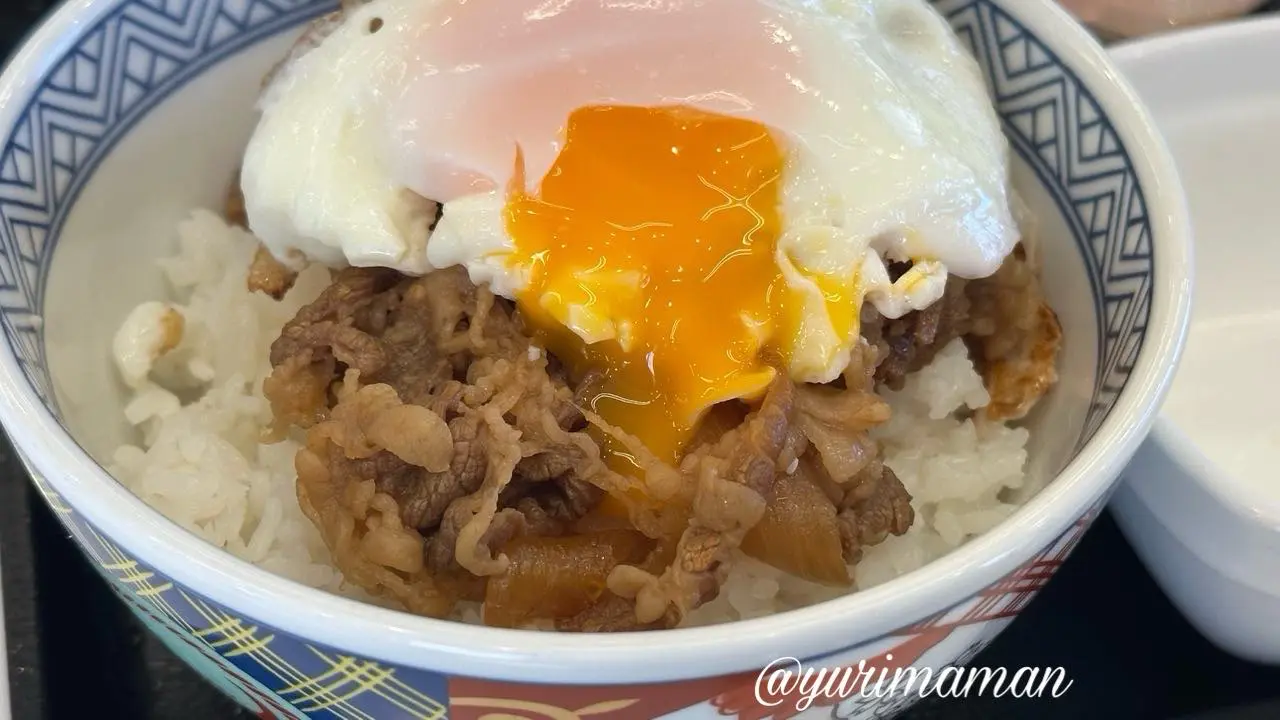吉野家のWハムエッグ牛小鉢定食、半熟卵と牛小鉢のアップ写真 - ゆりママんブログ 吉野家のWハムエッグ牛小鉢定食、半熟卵と牛小鉢のアップ写真