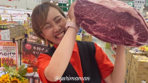 木村チェーンのブランド和牛のかたまりを抱えるゆりママん
