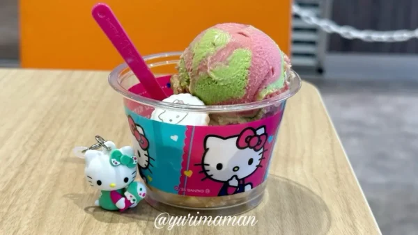 サーティワンのハローキティコラボアイスカップ