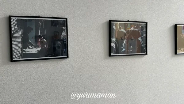 店主がインドで撮影した旅の写真が飾られた店内の壁 - ゆりママんブログ 店主がインドで撮影した旅の写真が飾られた店内の壁
