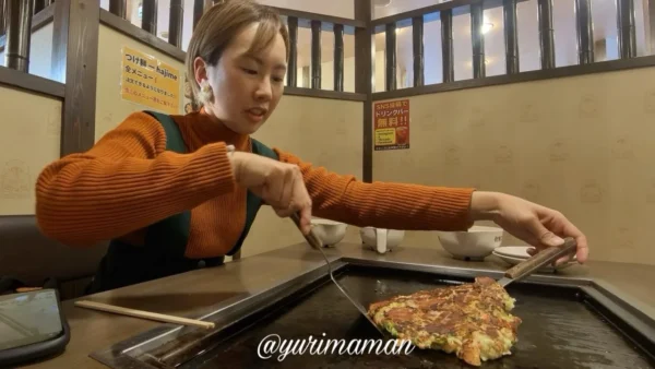 道とん堀新居浜店でお好み焼きを焼くゆりママん