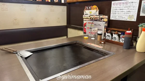 道とん堀新居浜店のテーブルにセッティングされた鉄板