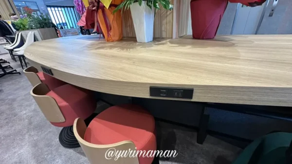 ドトール今治店のUSB・コンセント付きカウンター席