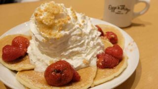 エッグスンシングスエミフルのいちごパンケーキ - ゆりママんブログ エッグスンシングスエミフルのいちごパンケーキ