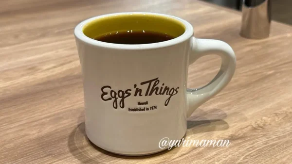 エッグスンシングスのロゴ入りコーヒーマグの写真