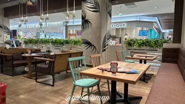 エッグスンシングスエミフル店の広々としたテーブル席の内観写真2