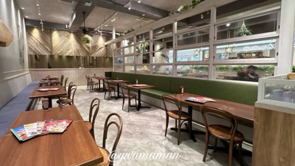 エッグスンシングスエミフル店の広々としたテーブル席の内観写真1