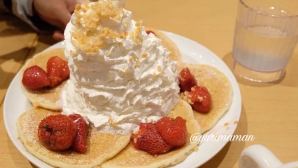 エッグスンシングスのレギュラーいちごパンケーキの写真