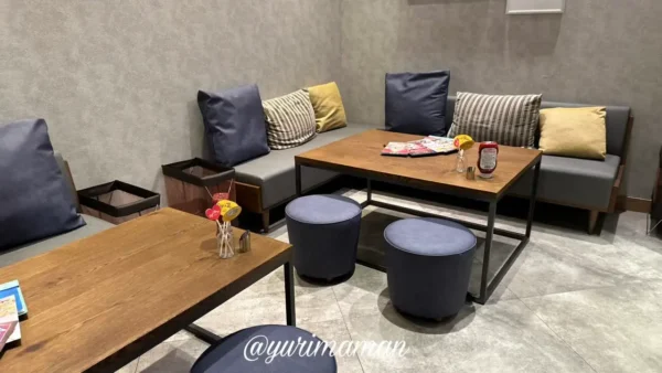 エッグスンシングスエミフル店のソファ席エリアの内観写真